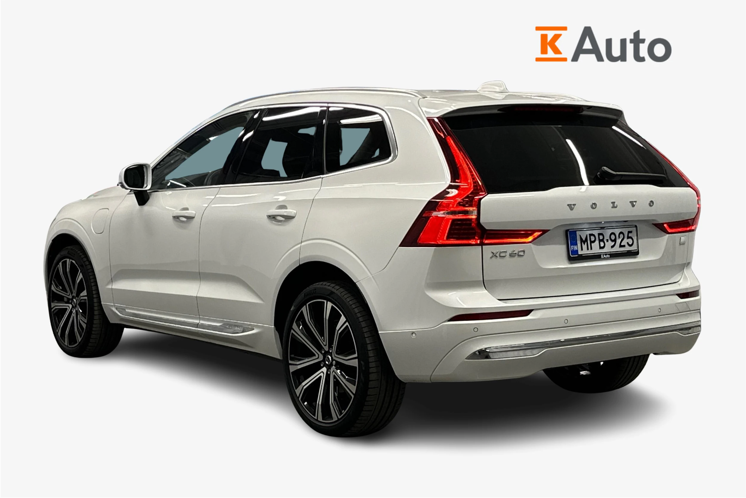 valkoinen Volvo XC60 2024 kuva 2.