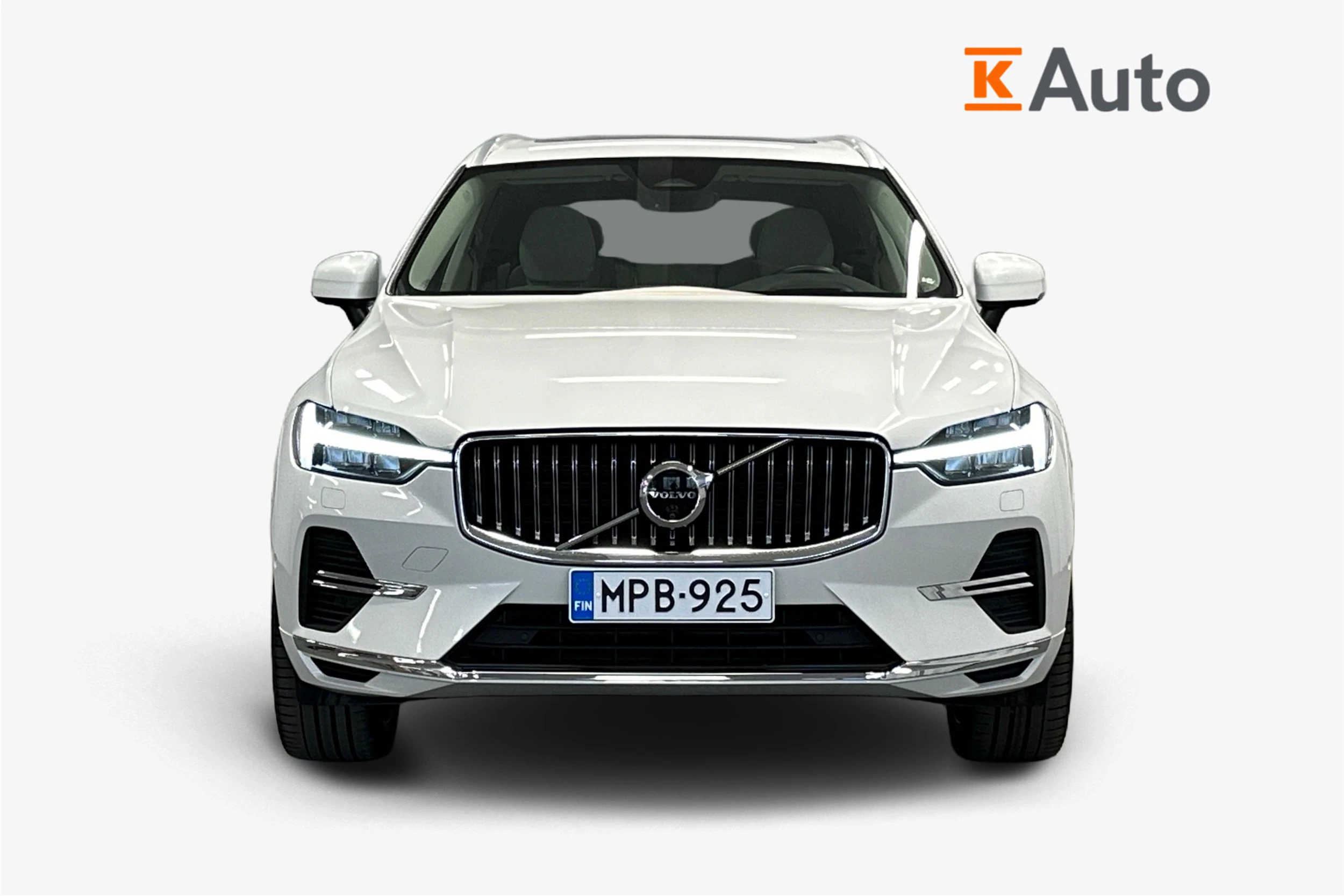 valkoinen Volvo XC60 2024 kuva 4.