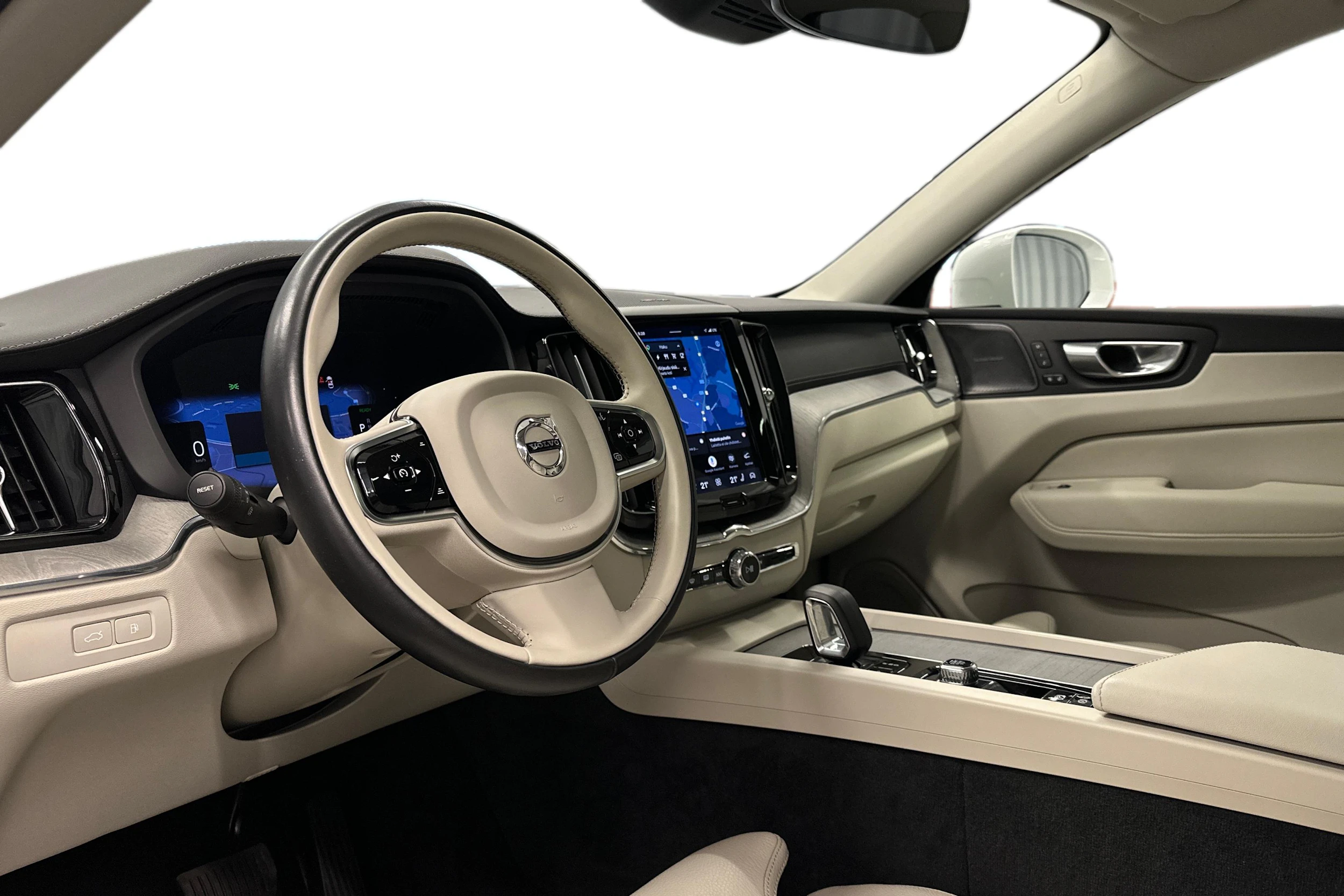 valkoinen Volvo XC60 2024 kuva 6.