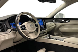 valkoinen Volvo XC60 2024 kuva 6.