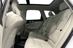 valkoinen Volvo XC60 2024 kuva 8.