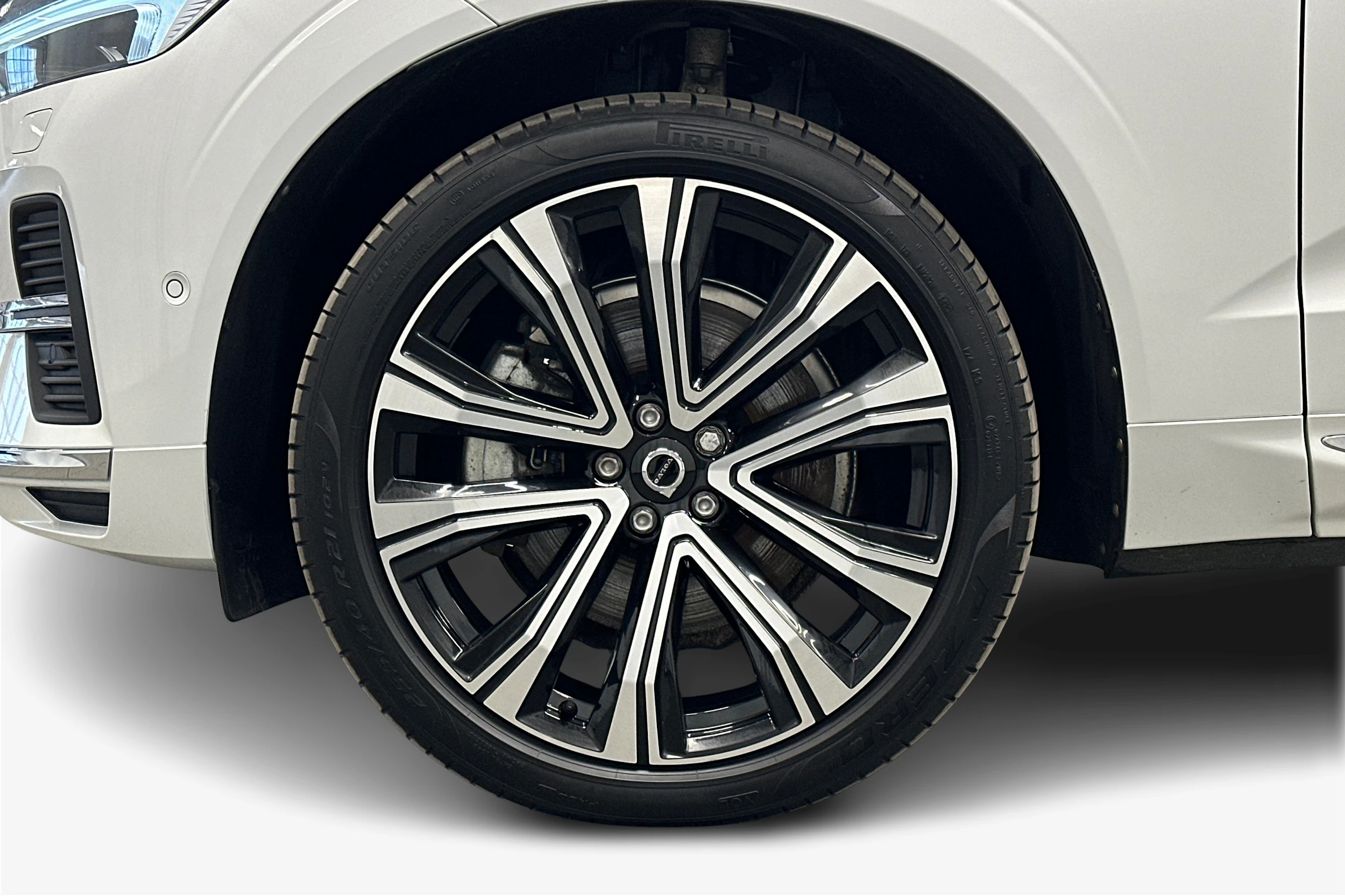 valkoinen Volvo XC60 2024 kuva 9.