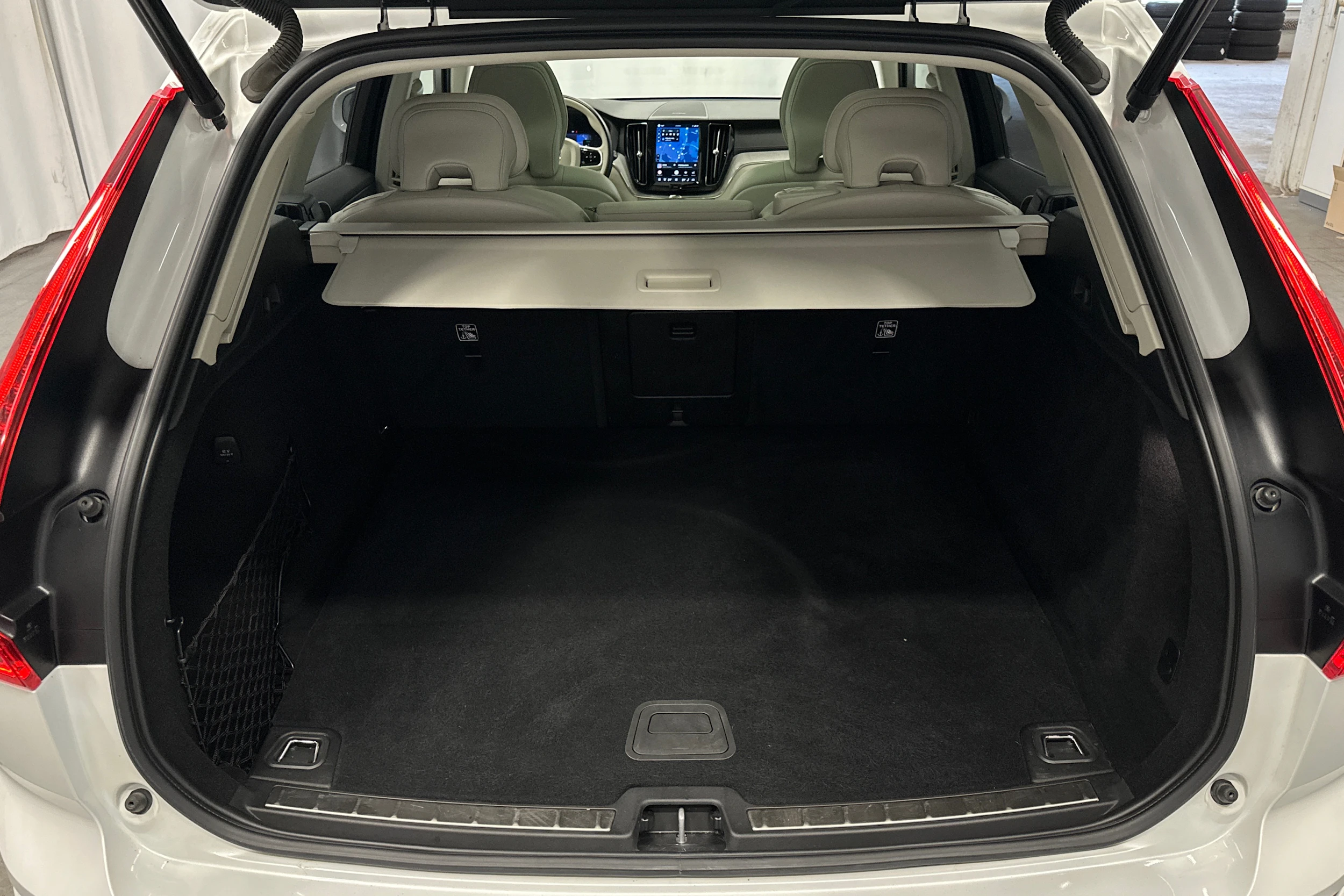 valkoinen Volvo XC60 2024 kuva 11.