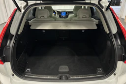 valkoinen Volvo XC60 2024 kuva 11.