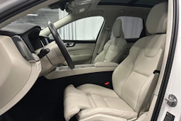 valkoinen Volvo XC60 2024 kuva 14.