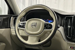 valkoinen Volvo XC60 2024 kuva 19.