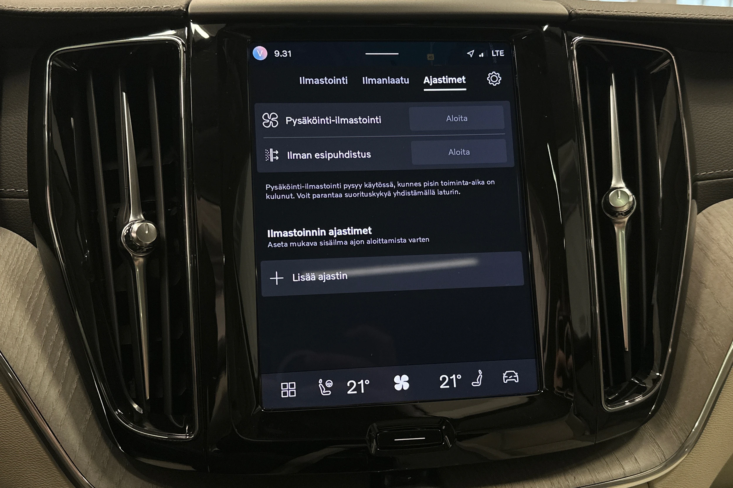 valkoinen Volvo XC60 2024 kuva 28.