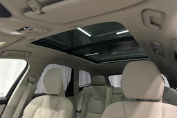 valkoinen Volvo XC60 2024 kuva 32.