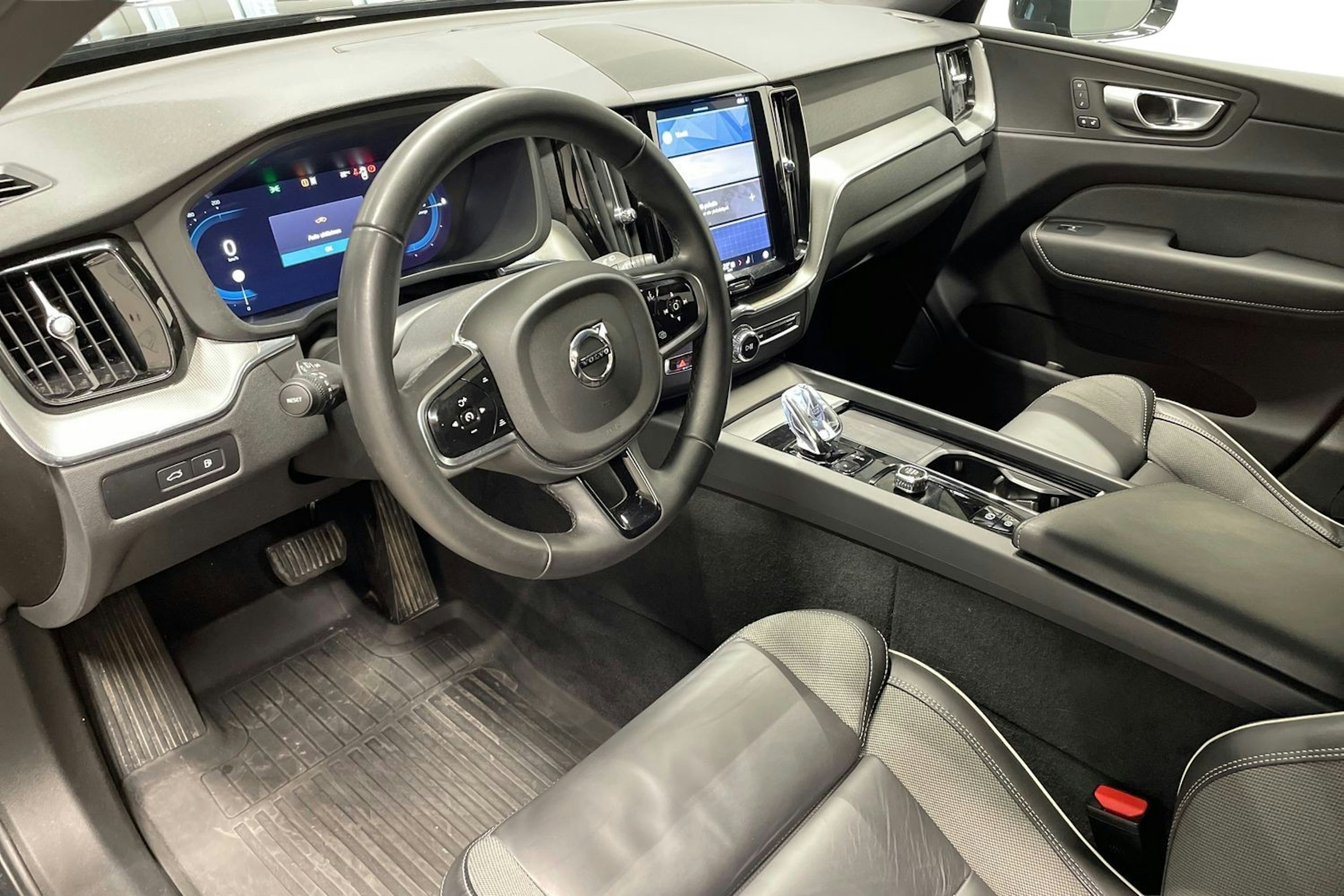 Musta Volvo XC60 2024 kuva 7.
