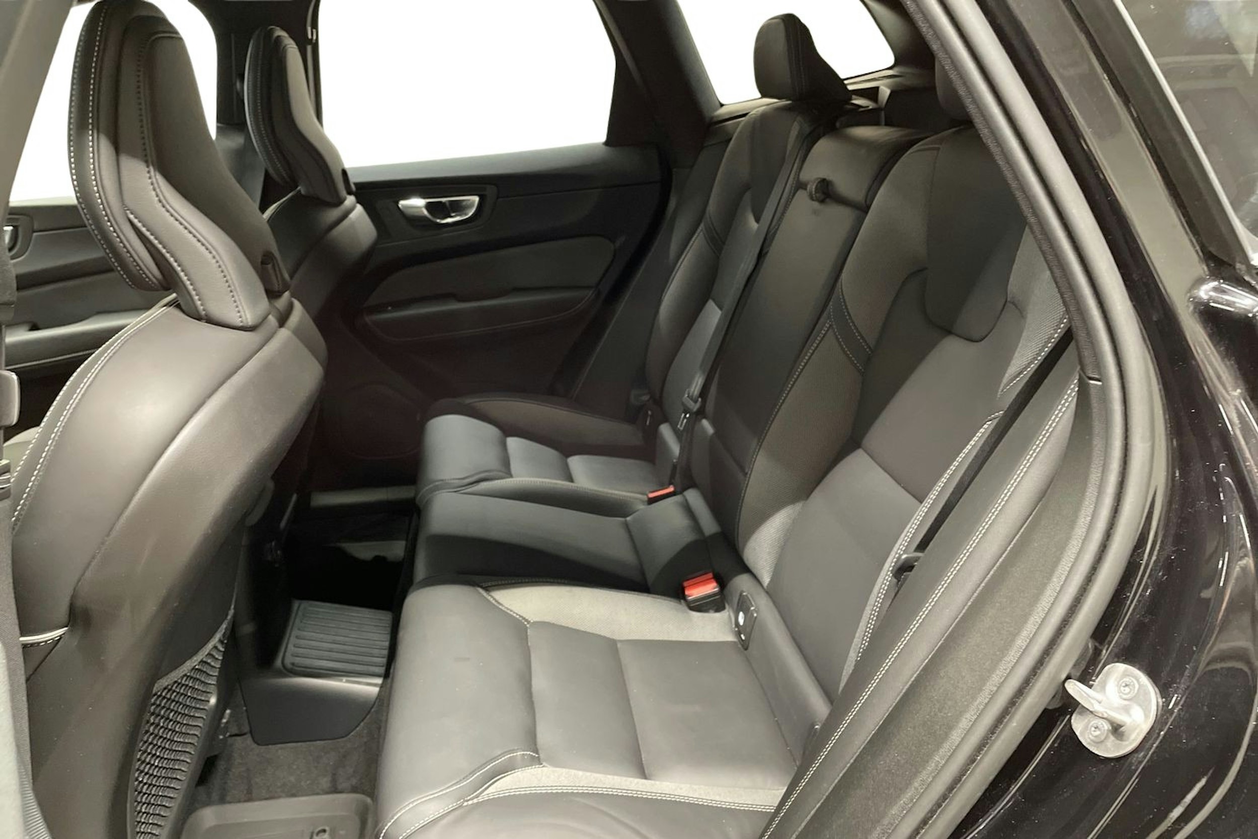 Musta Volvo XC60 2024 kuva 10.