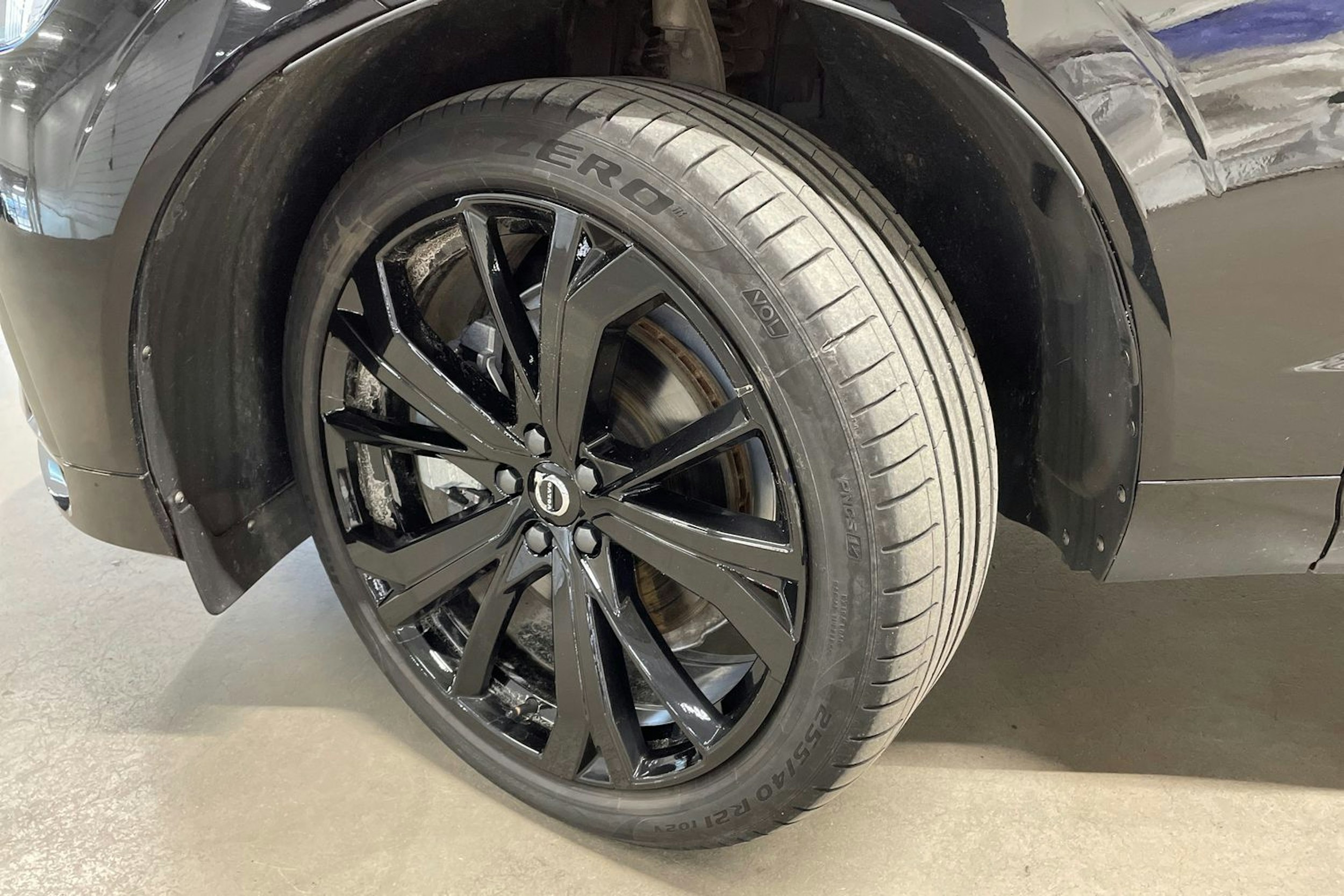 Musta Volvo XC60 2024 kuva 13.