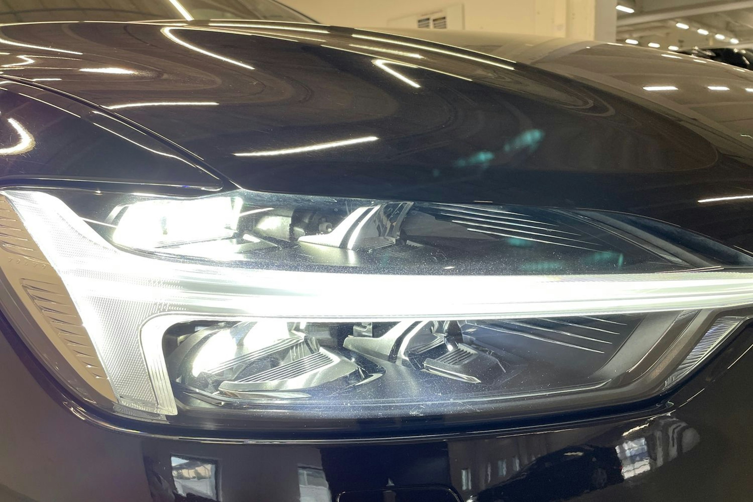 Musta Volvo XC60 2024 kuva 14.