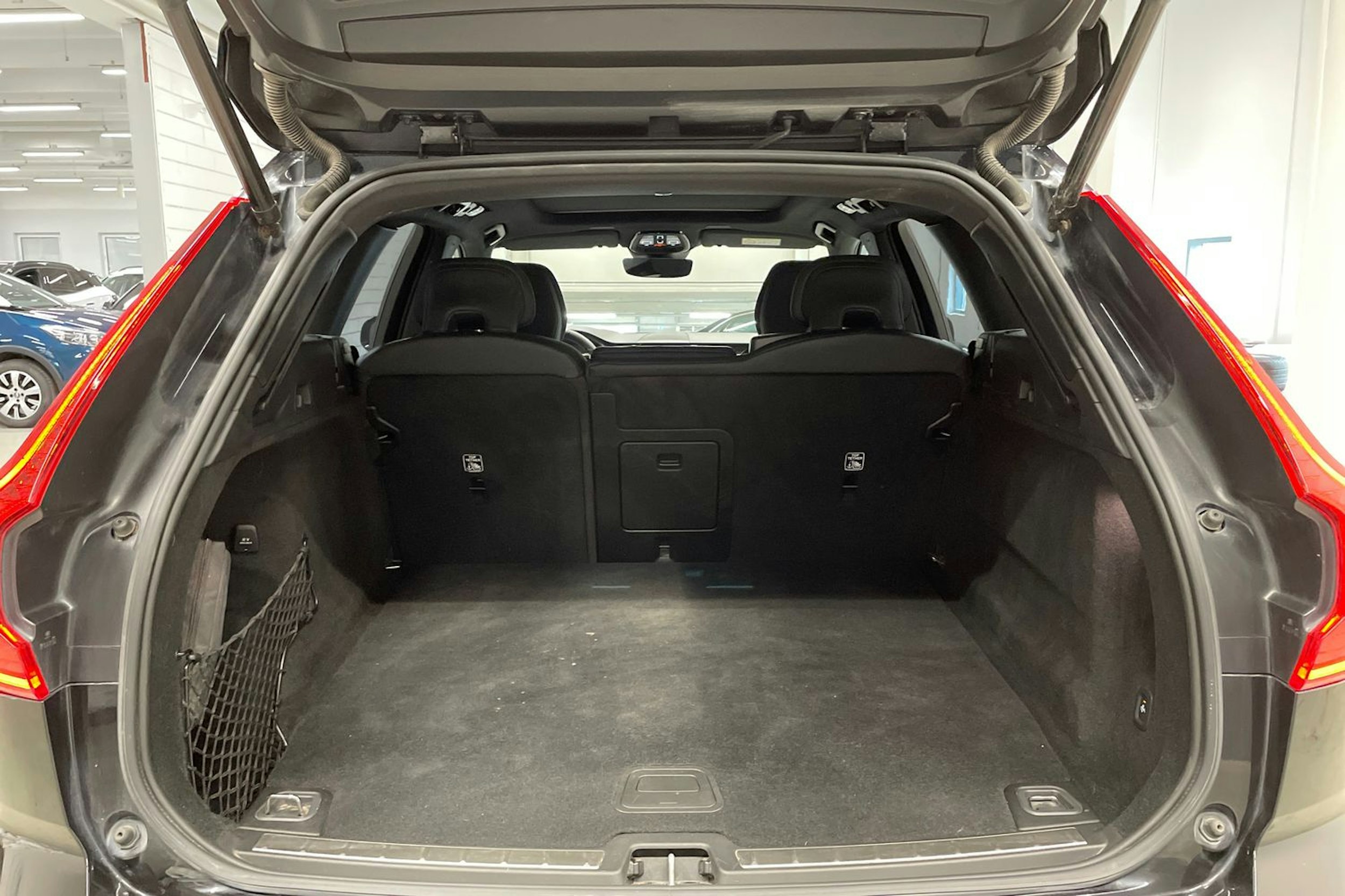 Musta Volvo XC60 2024 kuva 15.