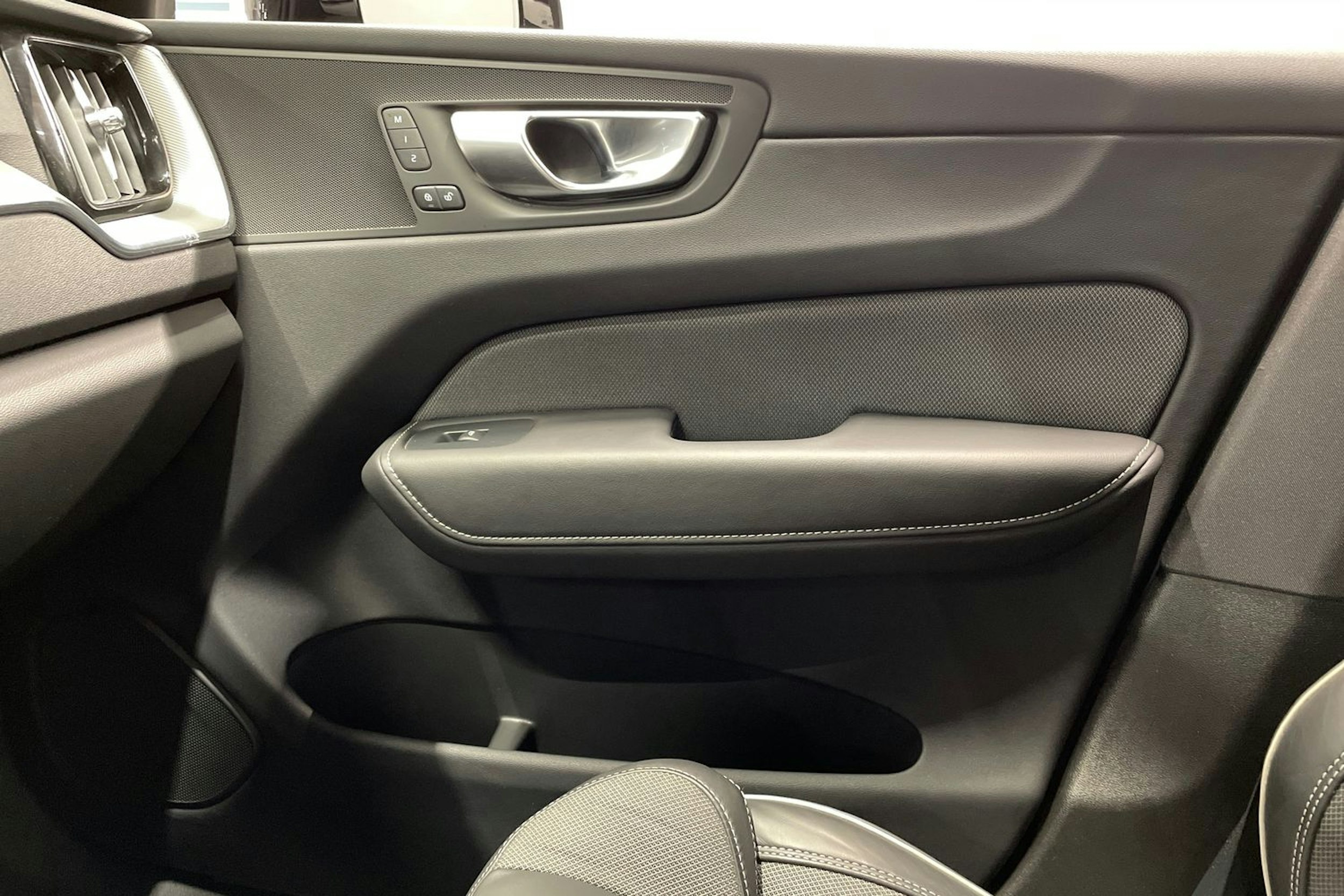 Musta Volvo XC60 2024 kuva 21.