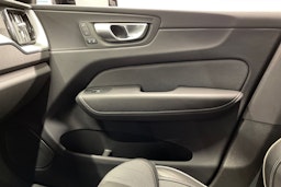 Musta Volvo XC60 2024 kuva 21.