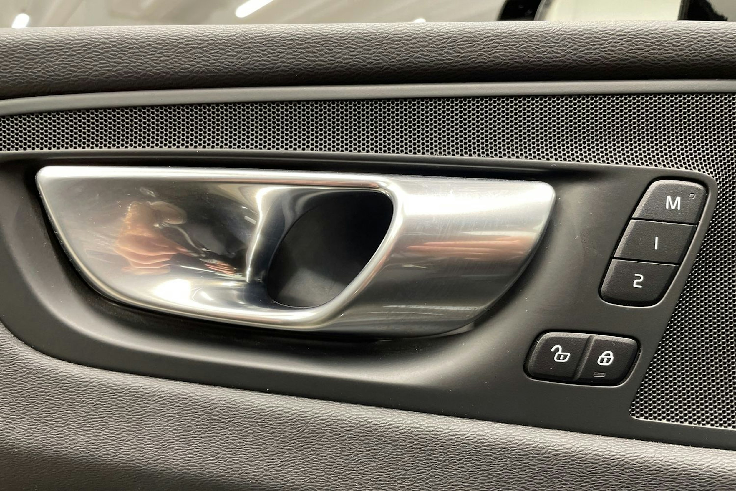 Musta Volvo XC60 2024 kuva 22.