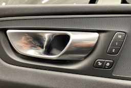 Musta Volvo XC60 2024 kuva 22.