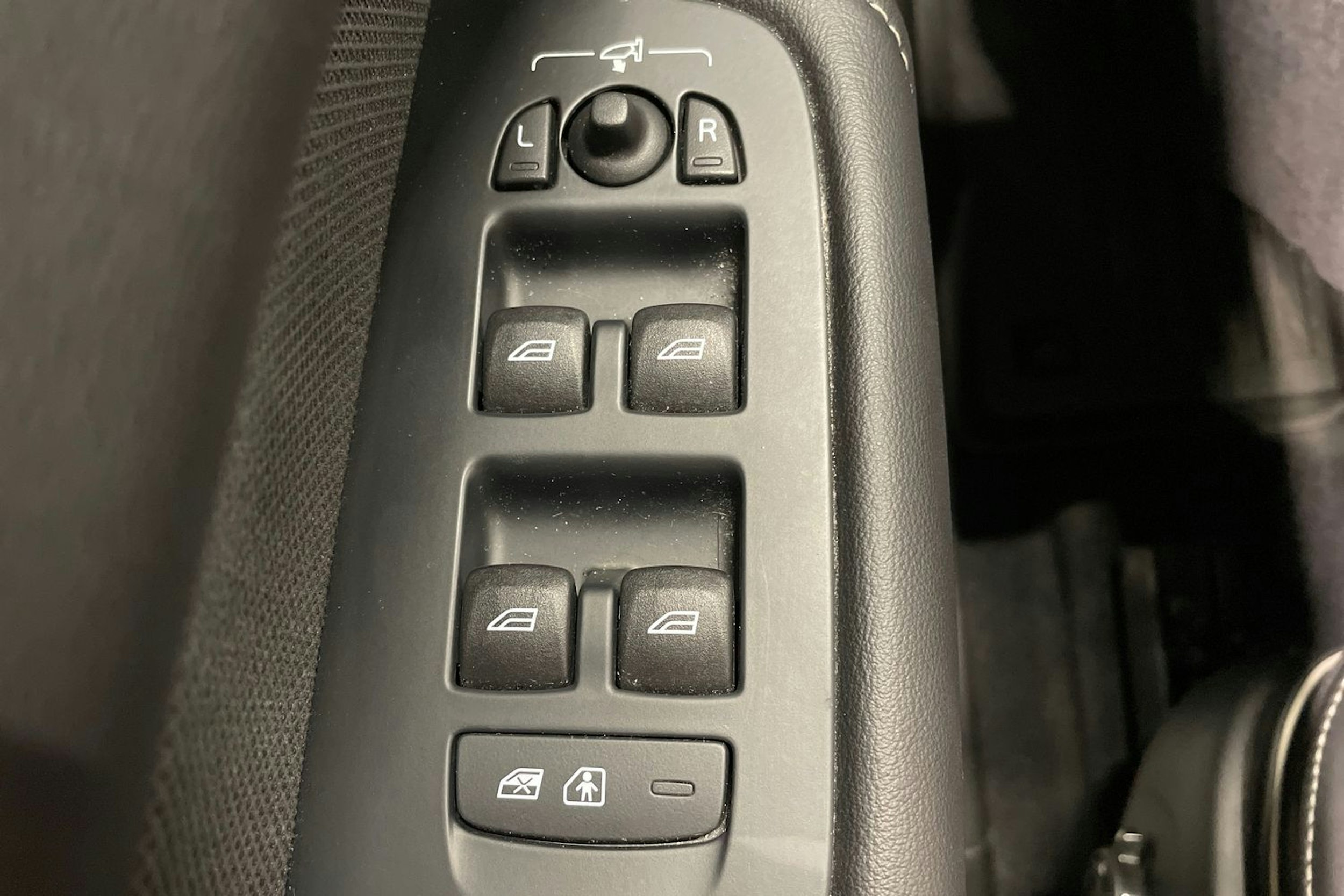 Musta Volvo XC60 2024 kuva 23.