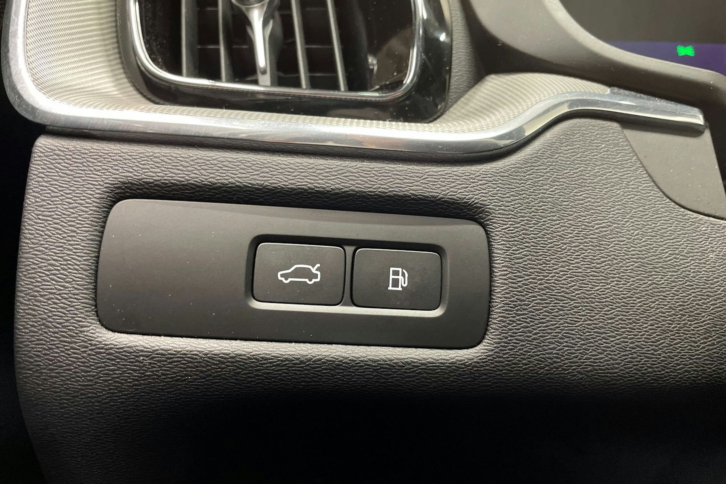 Musta Volvo XC60 2024 kuva 24.