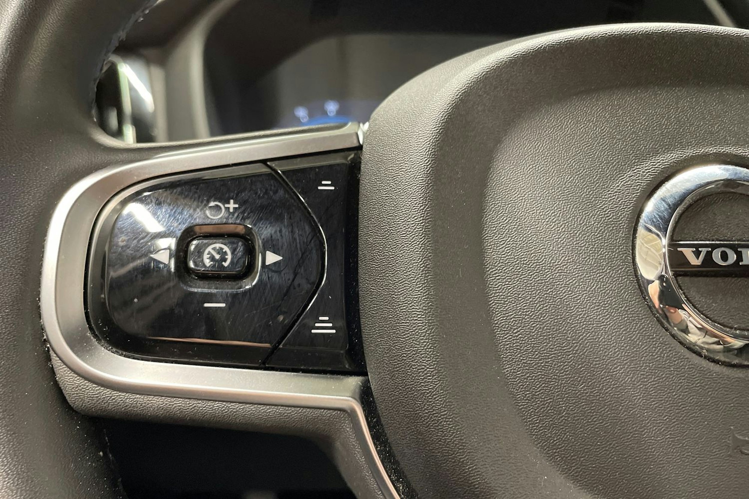 Musta Volvo XC60 2024 kuva 25.