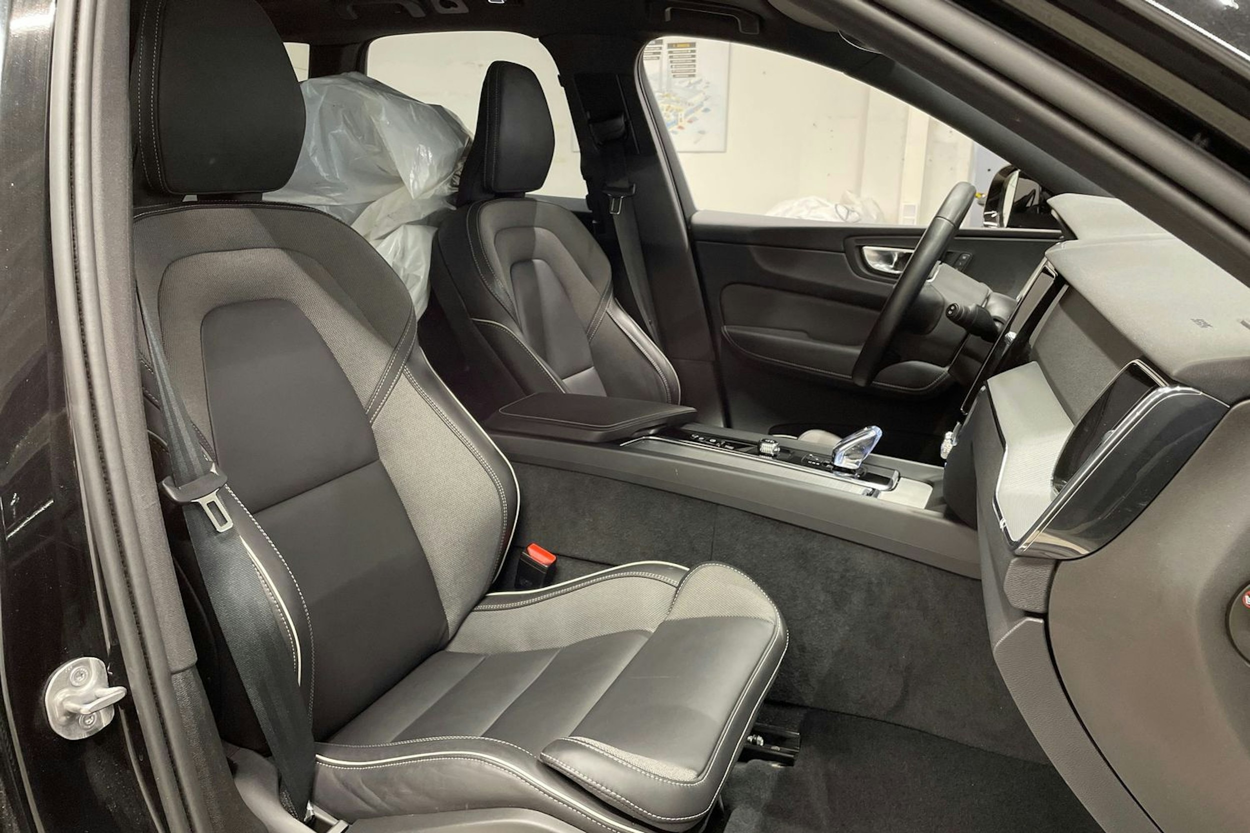 Musta Volvo XC60 2024 kuva 27.