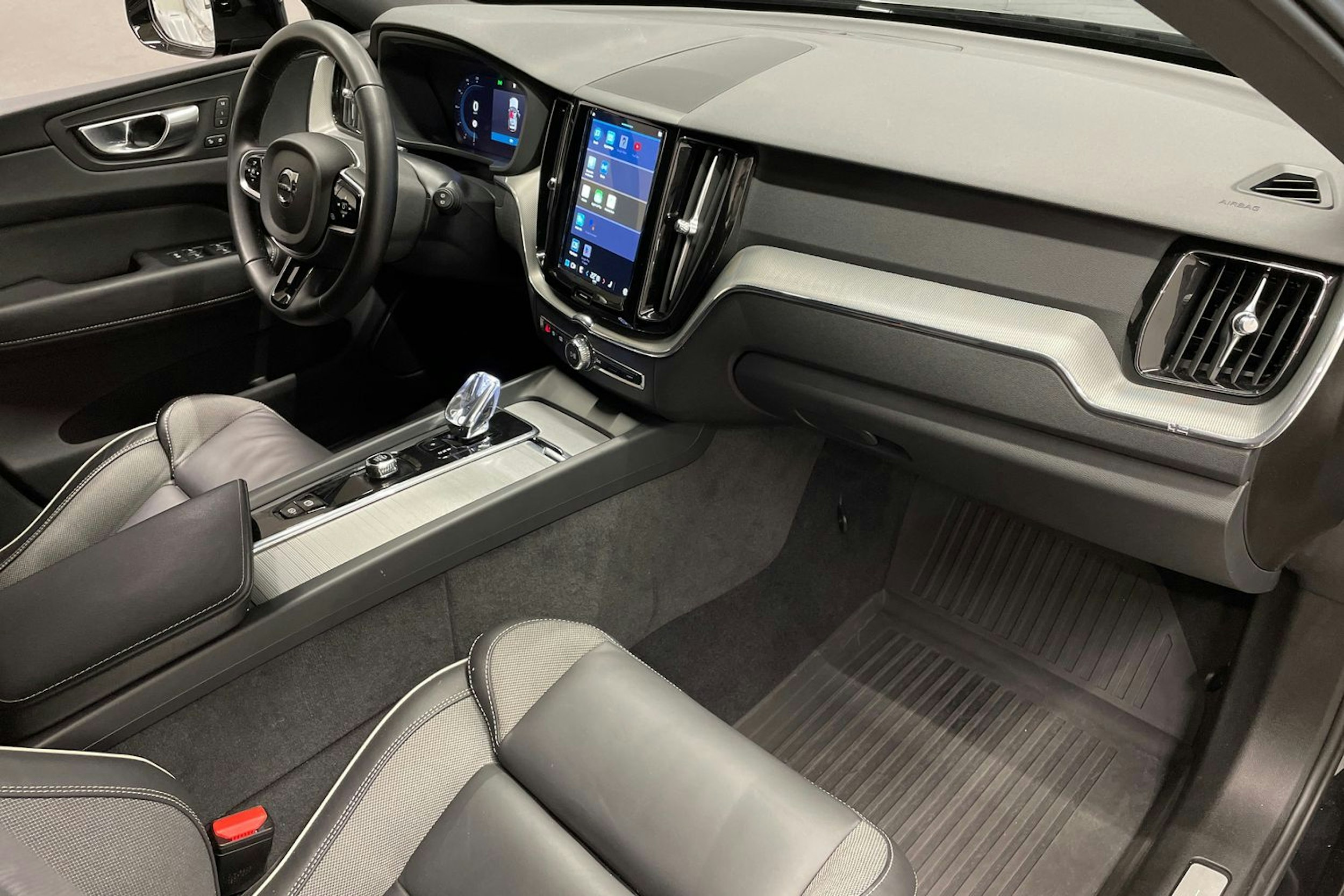 Musta Volvo XC60 2024 kuva 28.