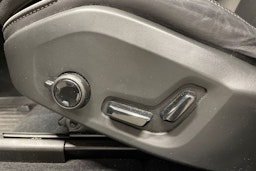 Musta Volvo XC60 2024 kuva 29.