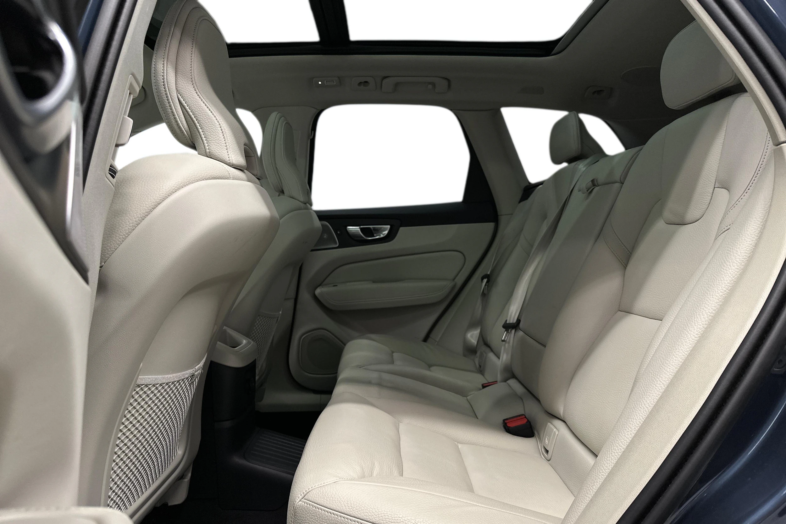 sininen Volvo XC60 2024 kuva 8.
