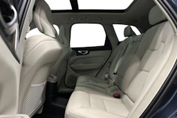 sininen Volvo XC60 2024 kuva 8.