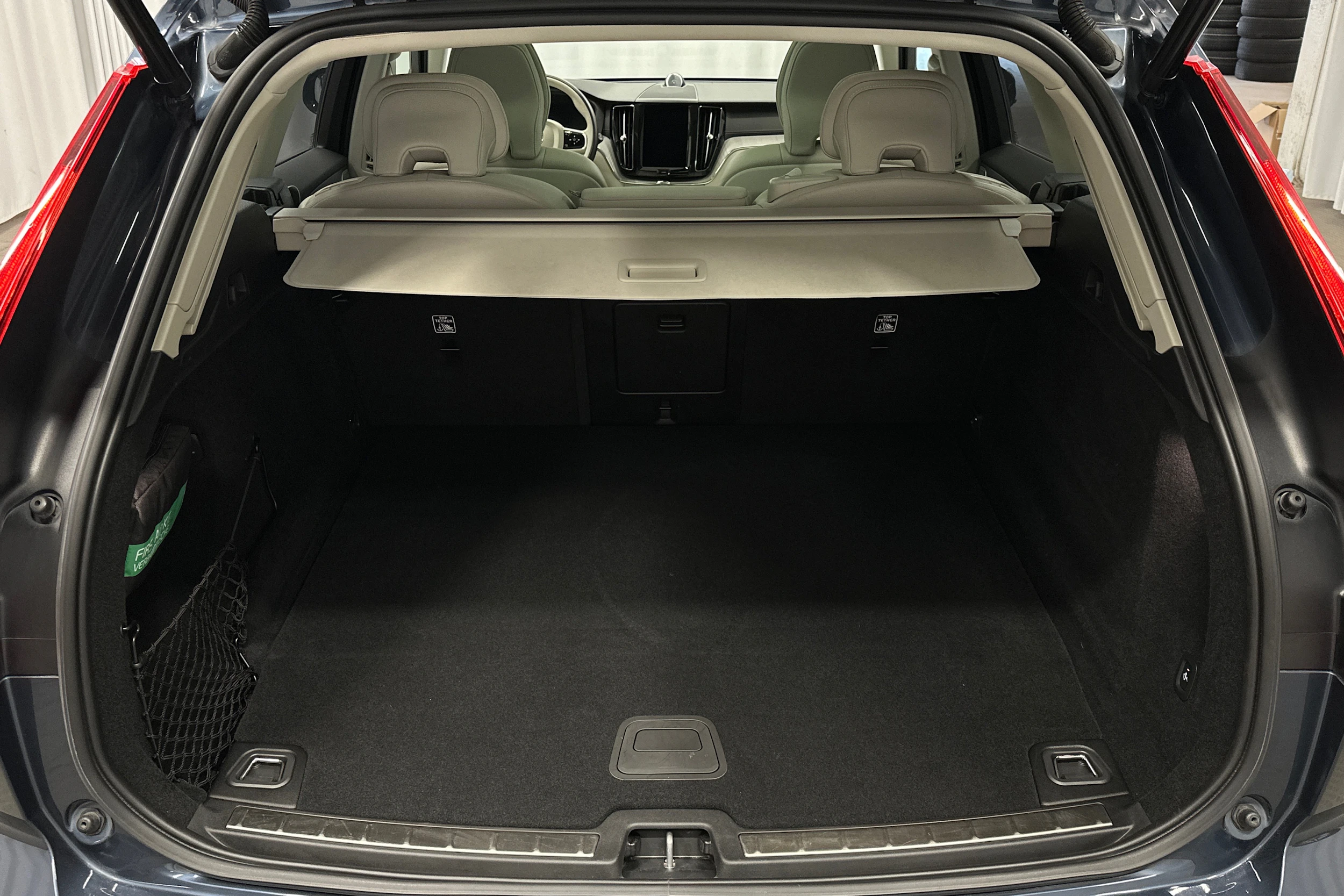 sininen Volvo XC60 2024 kuva 11.