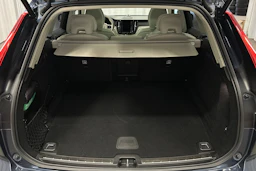 sininen Volvo XC60 2024 kuva 11.