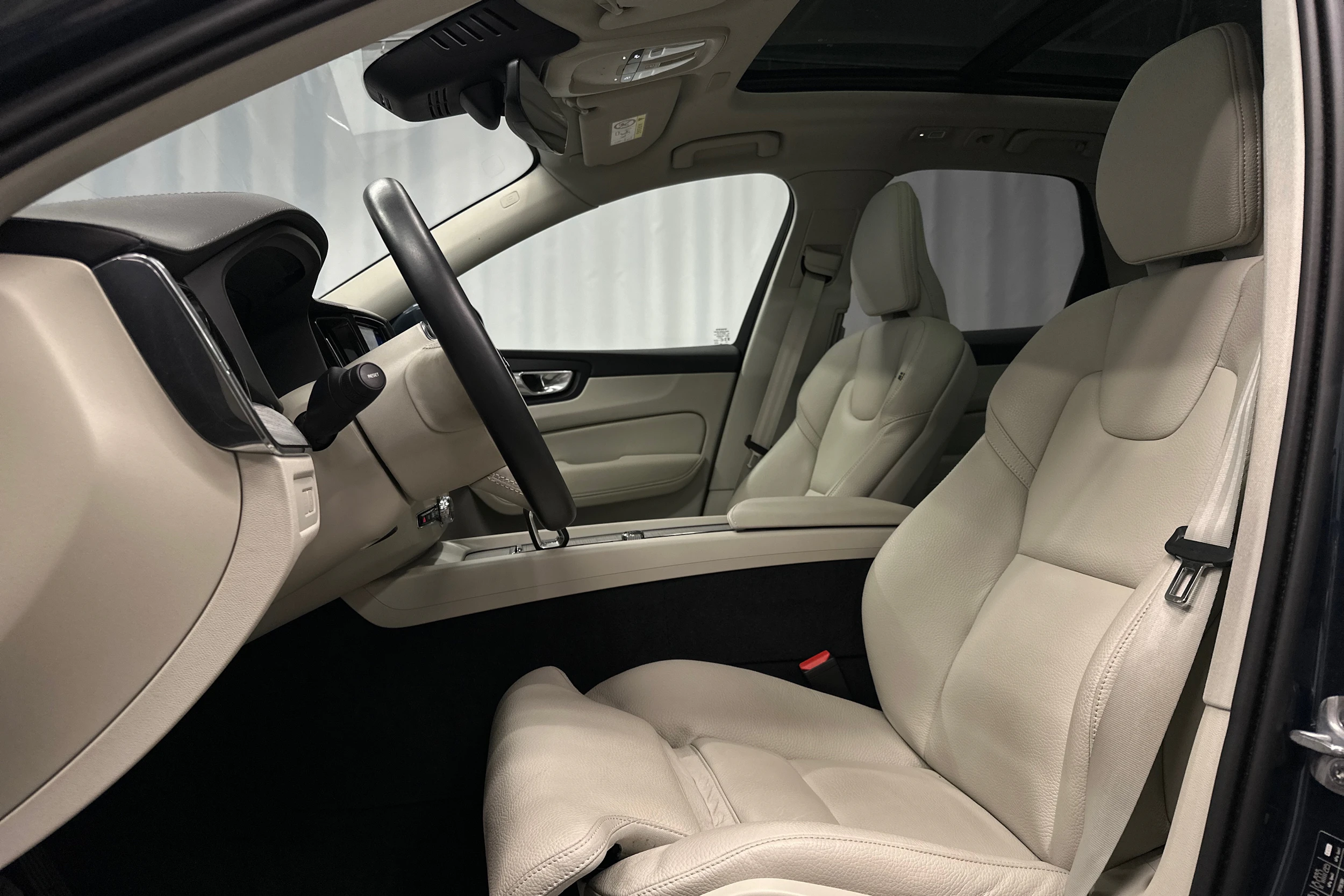 sininen Volvo XC60 2024 kuva 15.
