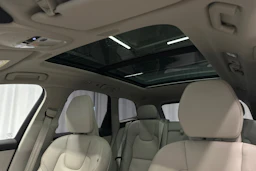 sininen Volvo XC60 2024 kuva 32.