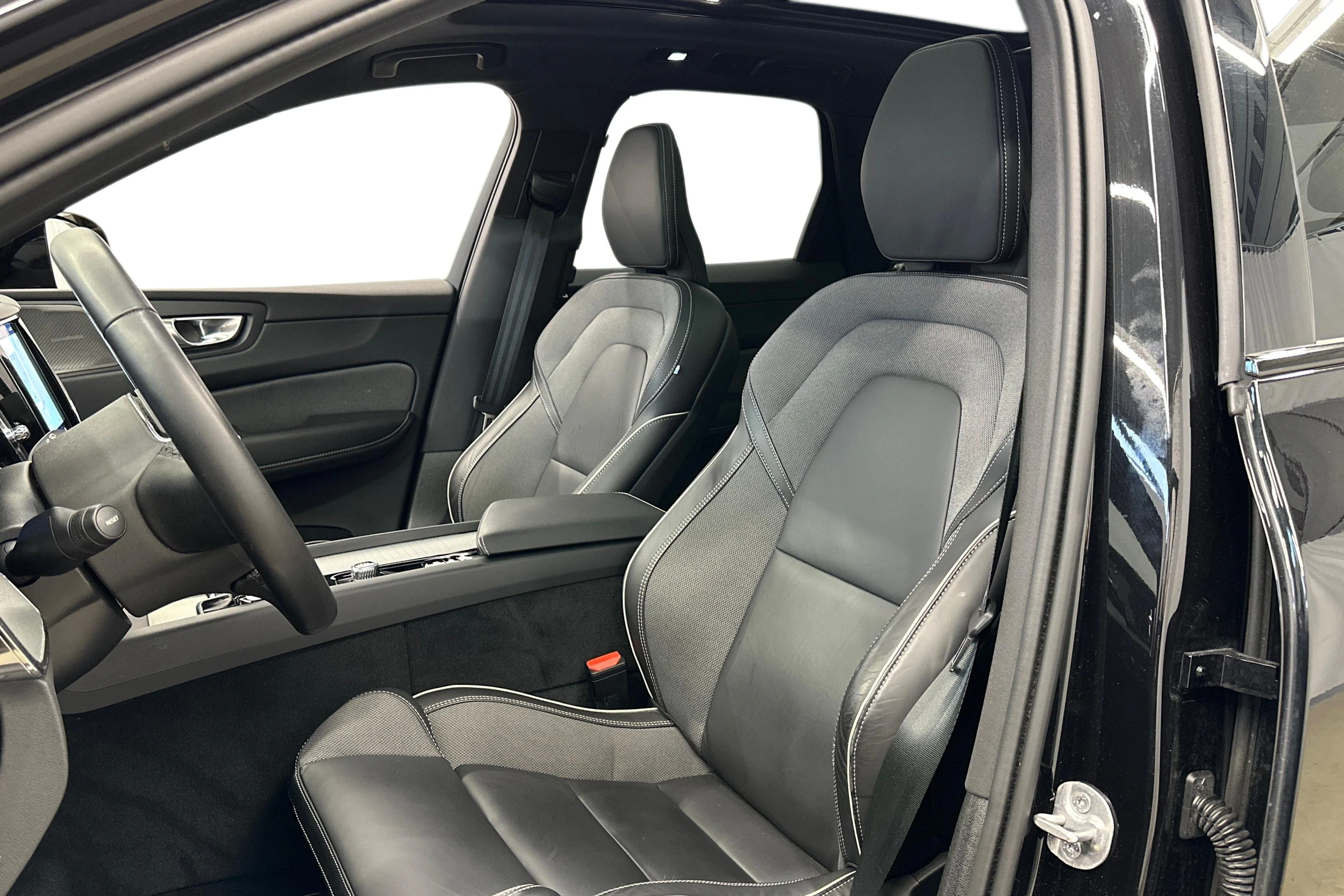 musta Volvo XC60 2024 kuva 6.