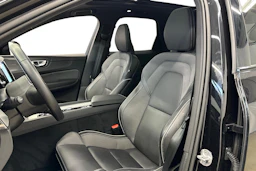 musta Volvo XC60 2024 kuva 6.