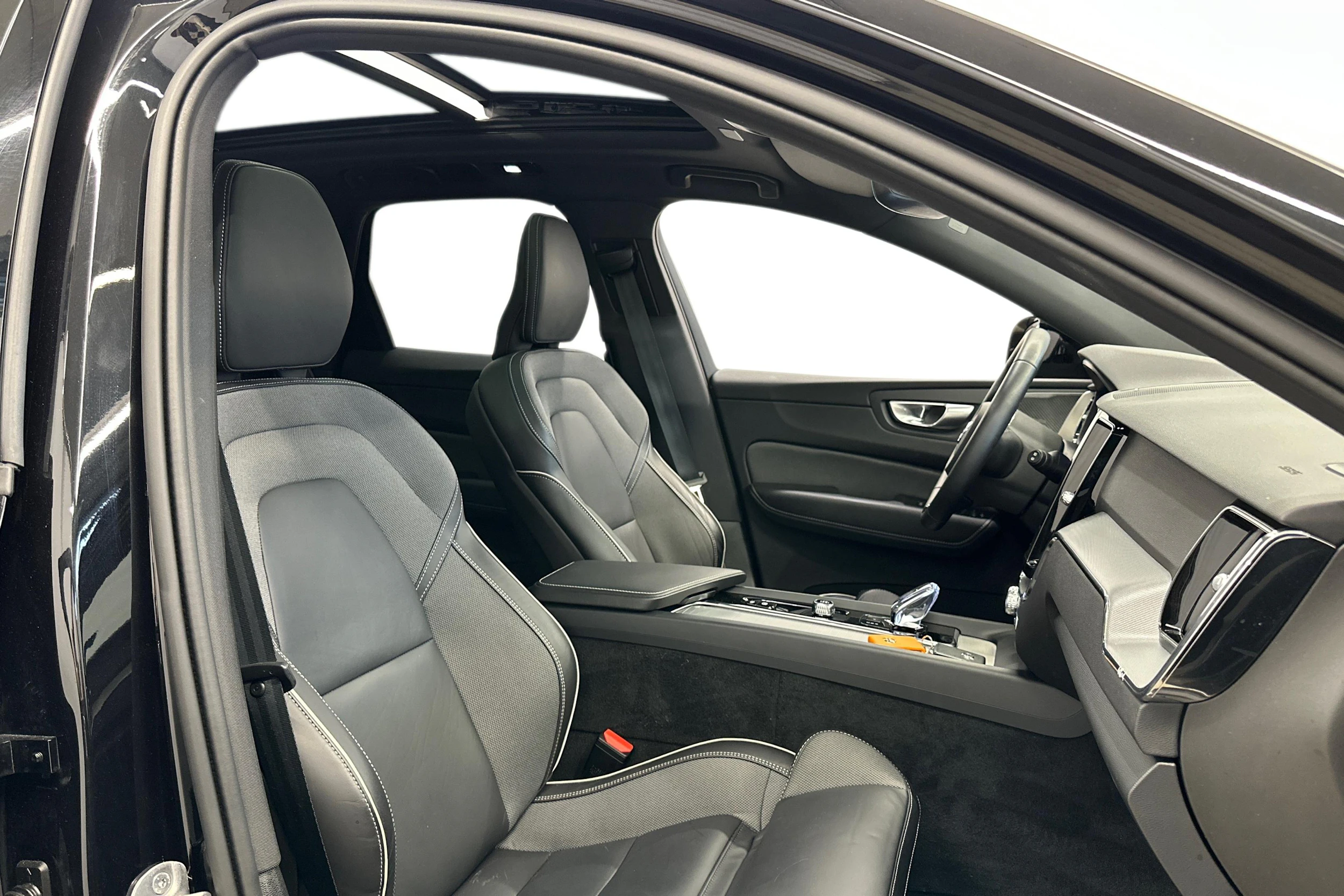musta Volvo XC60 2024 kuva 7.