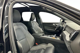 musta Volvo XC60 2024 kuva 7.