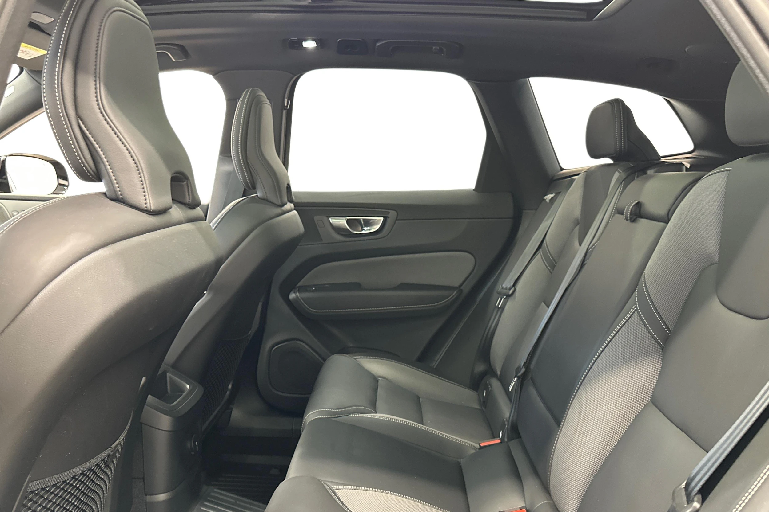 musta Volvo XC60 2024 kuva 8.