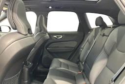 musta Volvo XC60 2024 kuva 8.