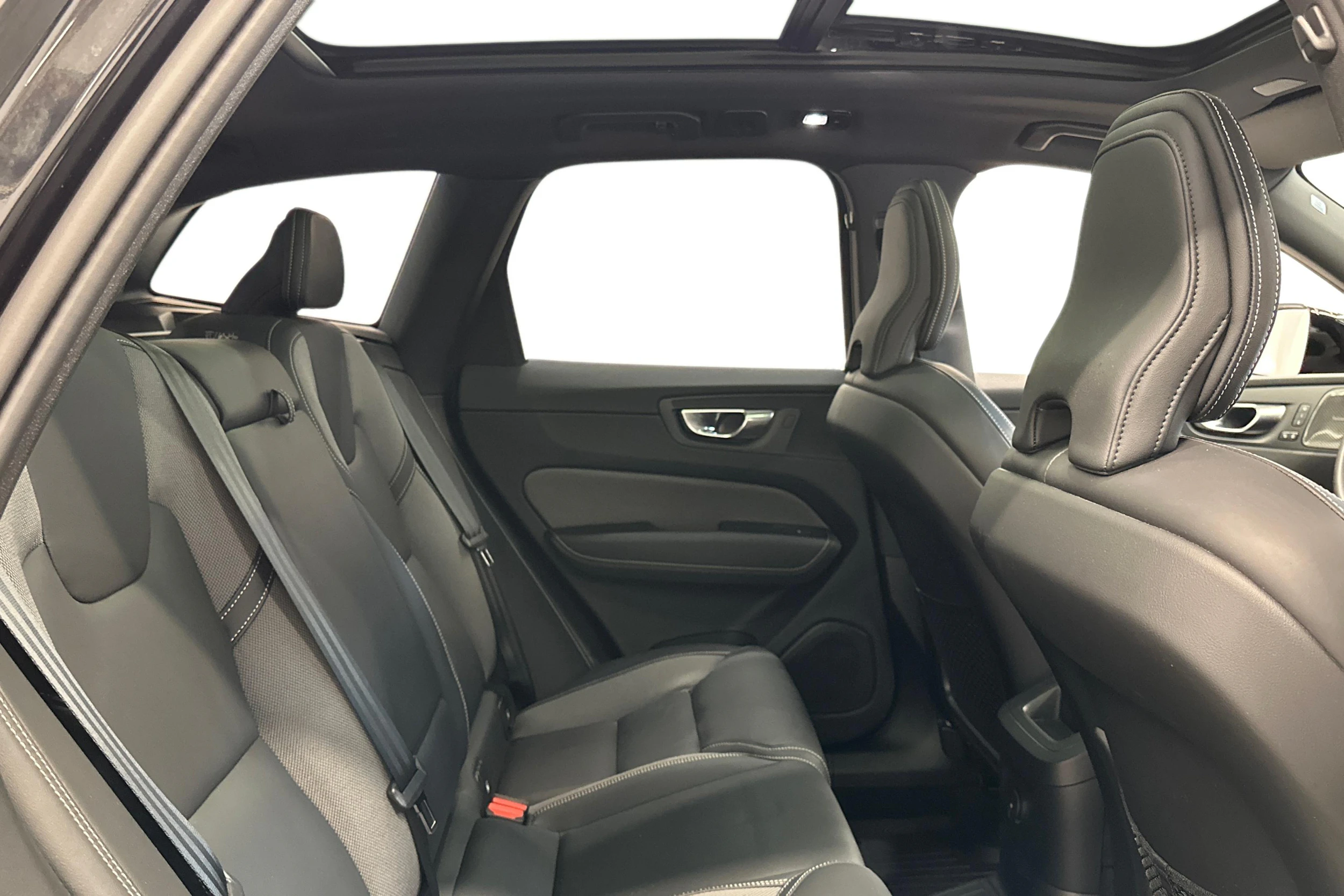 musta Volvo XC60 2024 kuva 9.