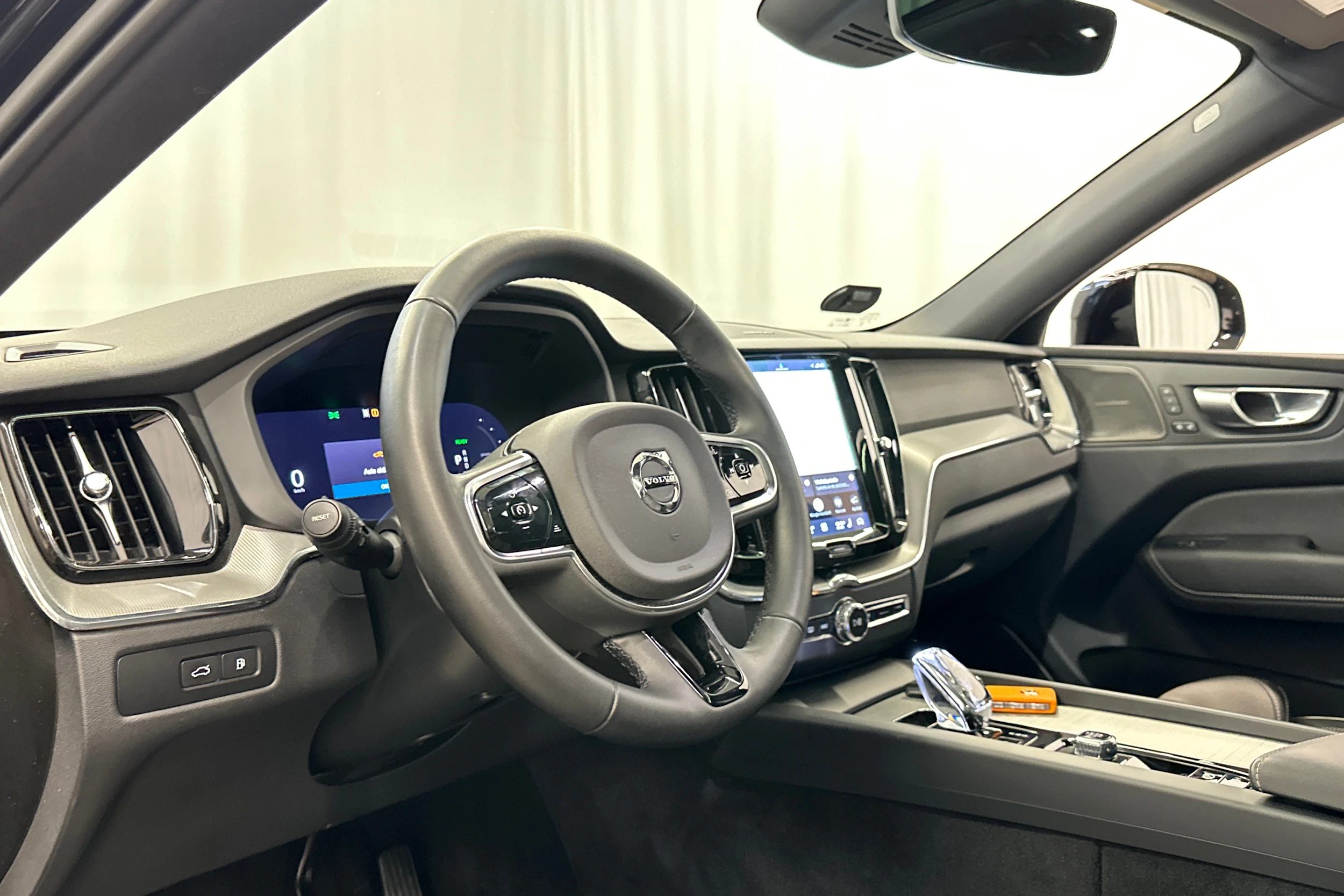 musta Volvo XC60 2024 kuva 10.