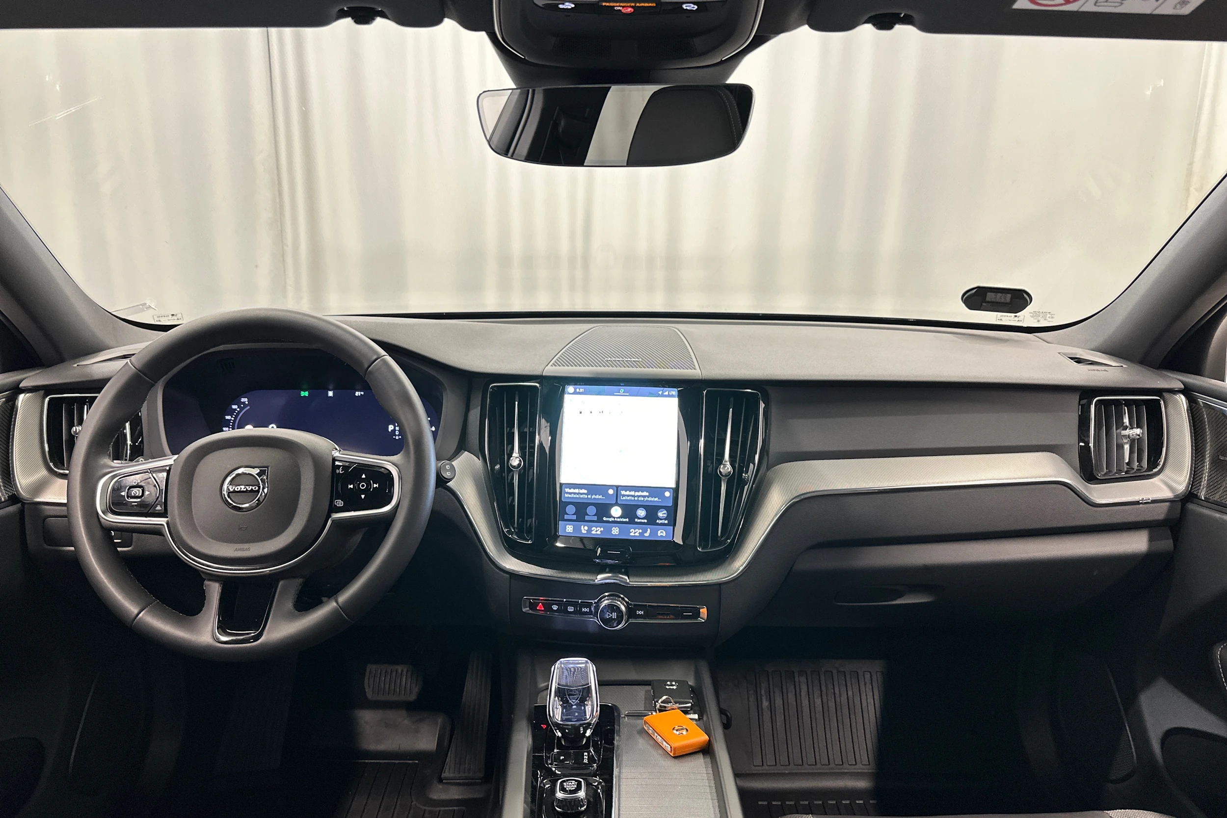 musta Volvo XC60 2024 kuva 11.