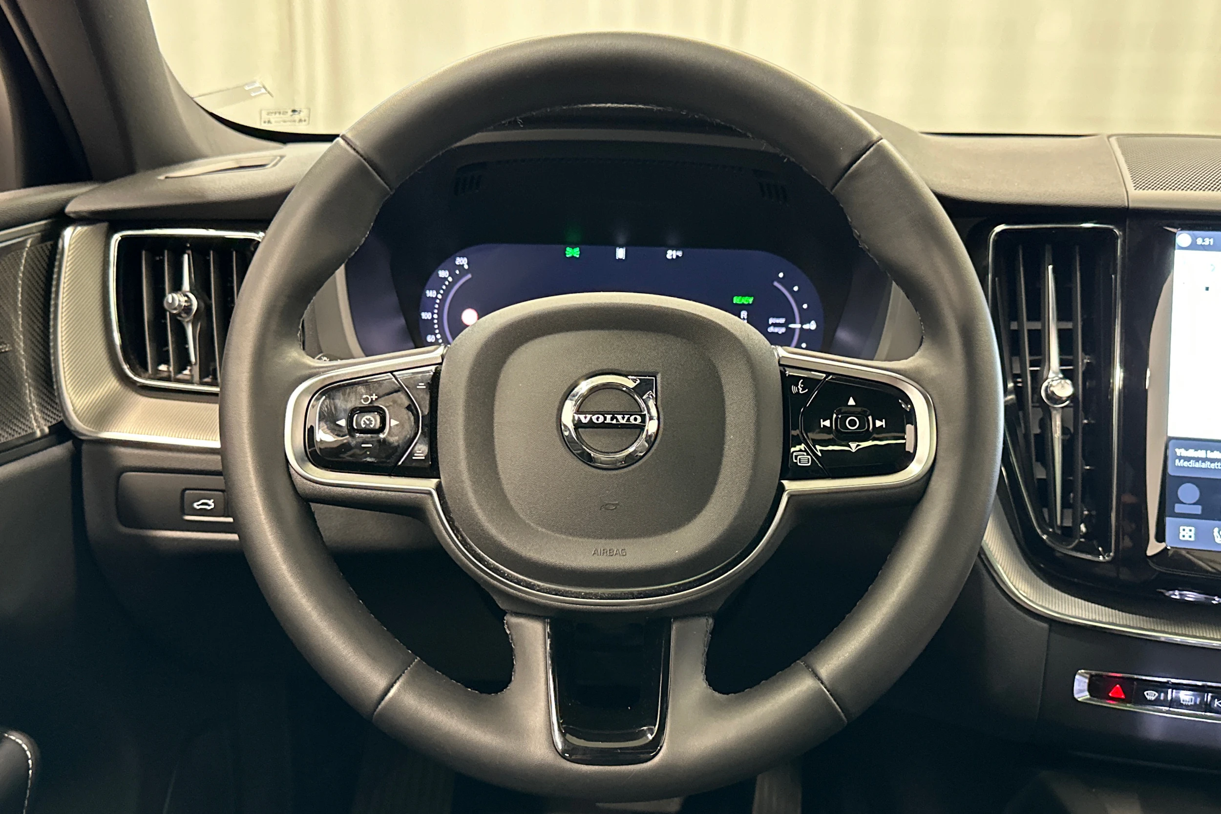 musta Volvo XC60 2024 kuva 12.