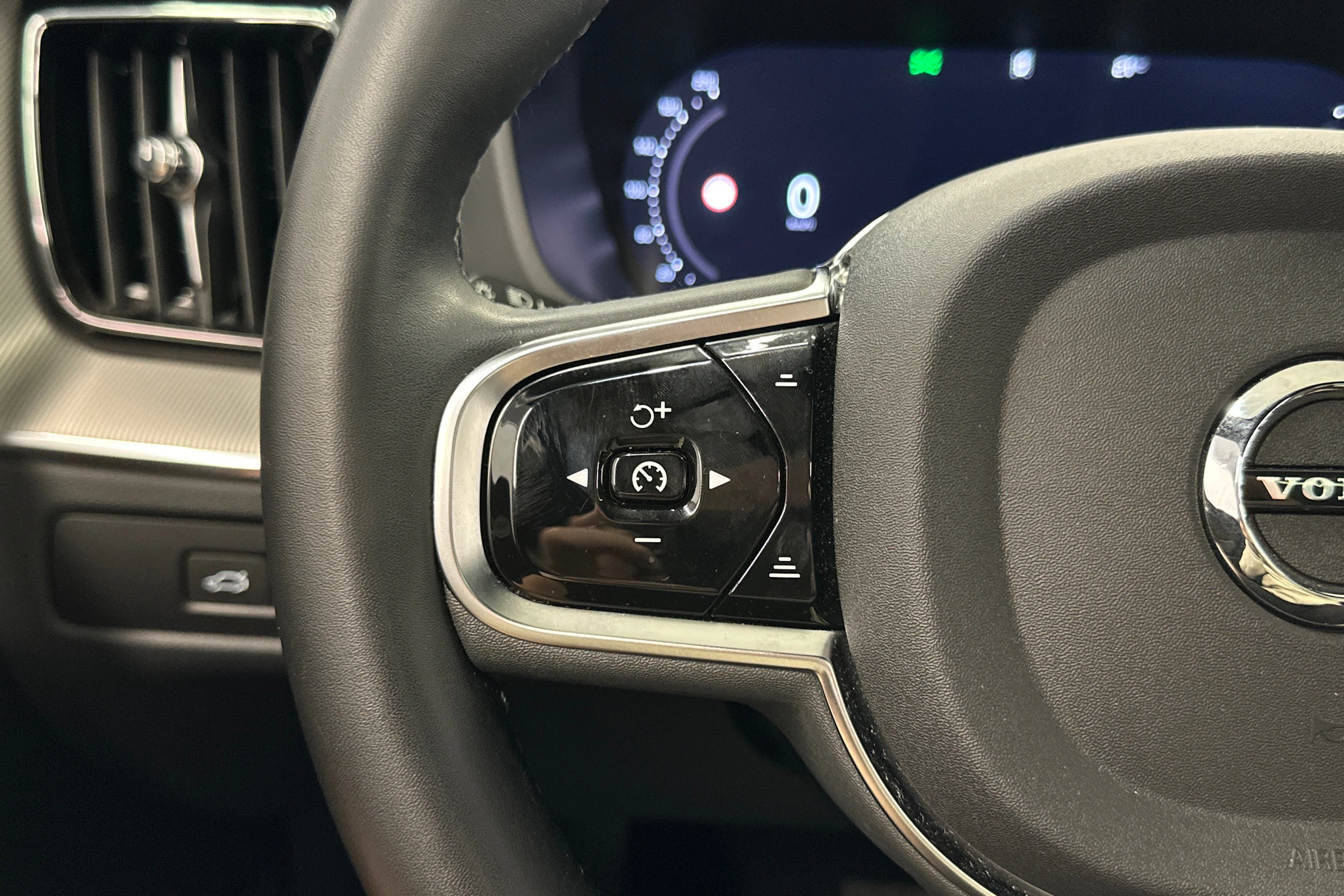 musta Volvo XC60 2024 kuva 13.