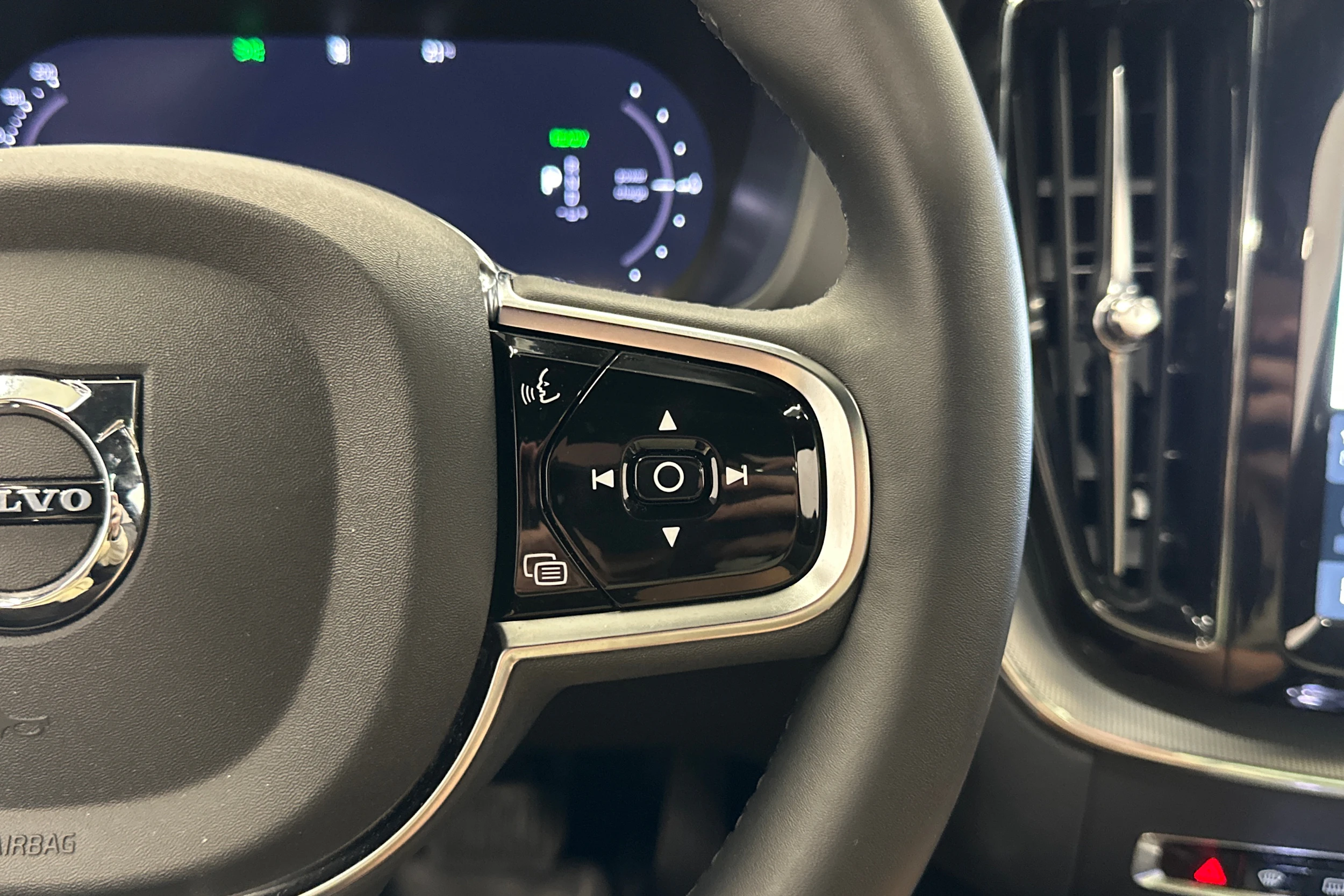 musta Volvo XC60 2024 kuva 14.