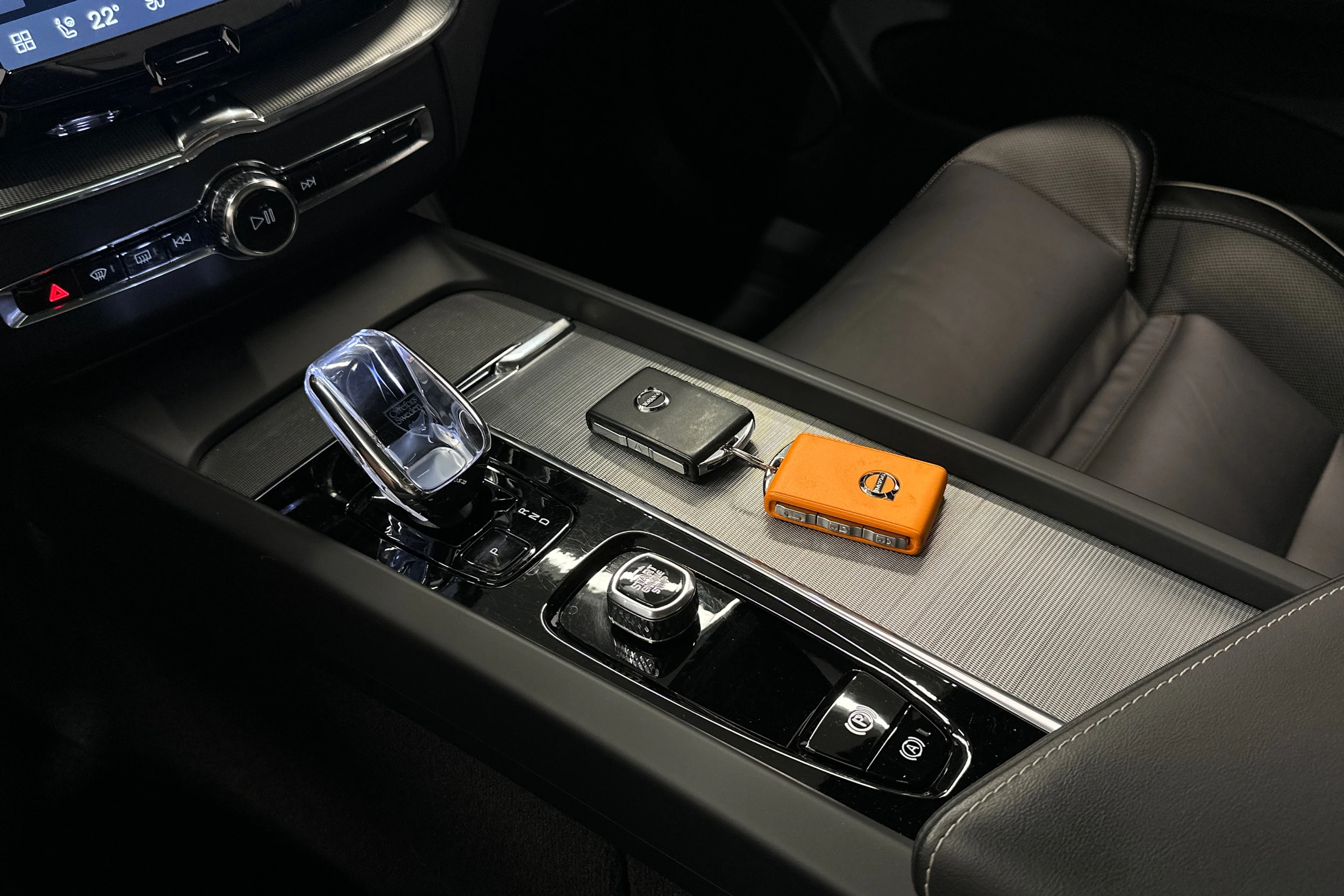 musta Volvo XC60 2024 kuva 16.