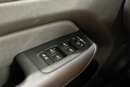 musta Volvo XC60 2024 kuva 23.