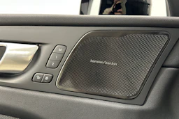 musta Volvo XC60 2024 kuva 24.