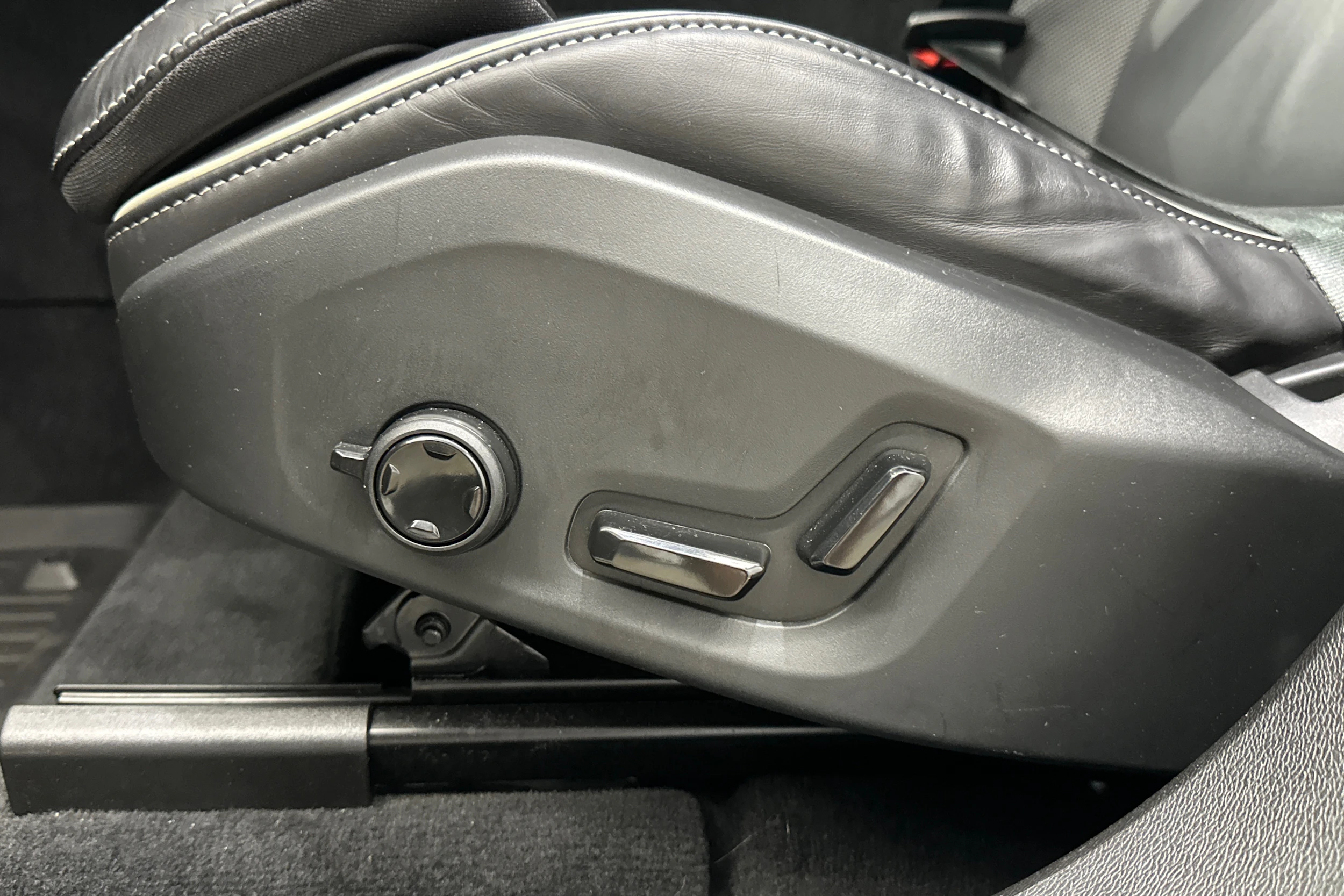 musta Volvo XC60 2024 kuva 25.