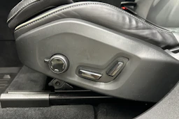 musta Volvo XC60 2024 kuva 25.